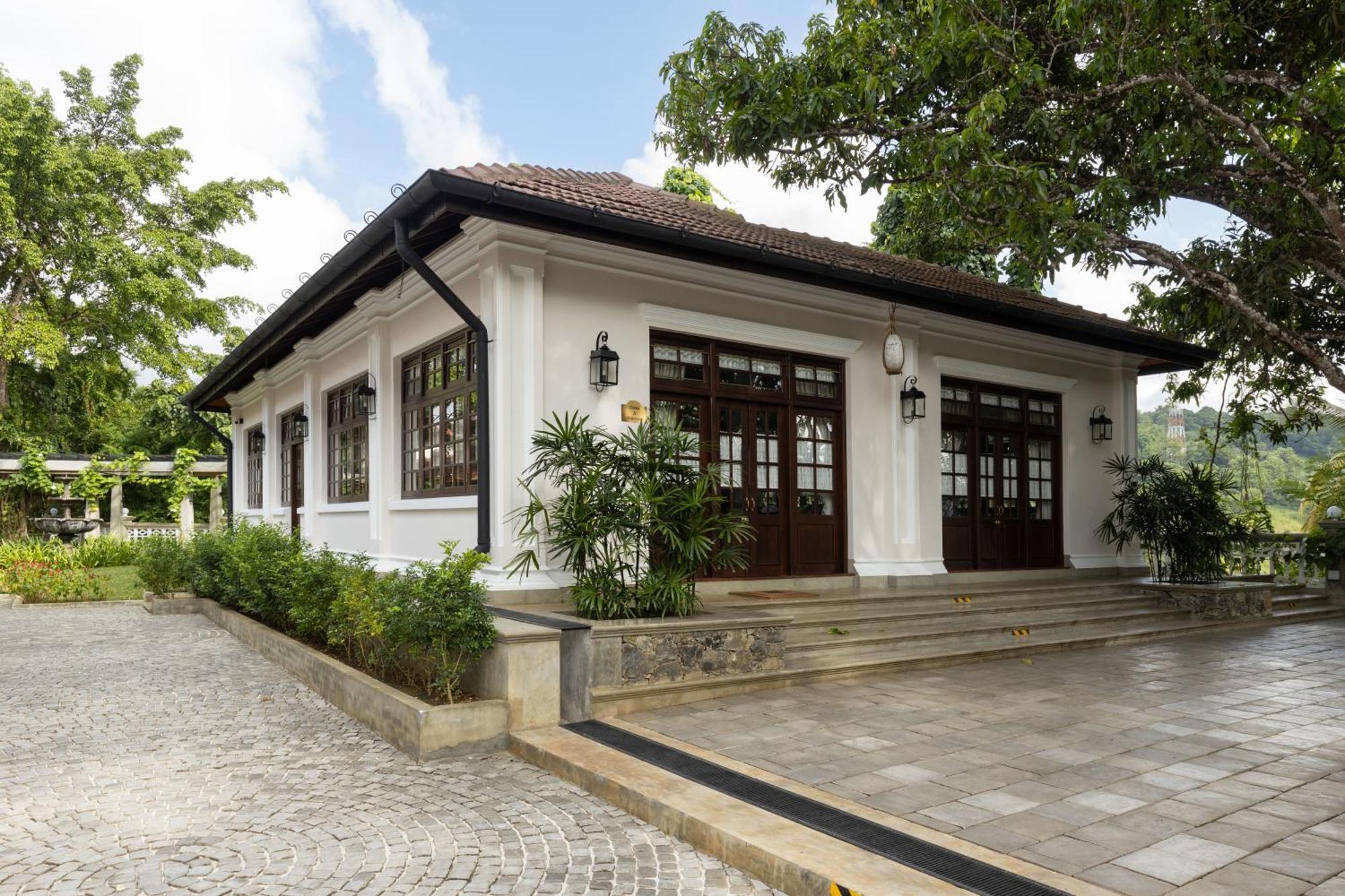 The Grand Walawwa Hotel Pinnawala  Exterior foto